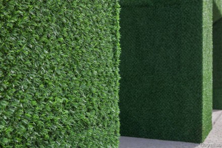Ограждения декоративные зеленый забор.
Выполнен из двойной сетки рабица с вплете. . фото 7