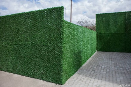 Ограждения декоративные зеленый забор.
Выполнен из двойной сетки рабица с вплете. . фото 2