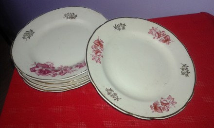 чудесные десертные  фарфоровые тарелочки в стиле прованс. милые цветочки и позол. . фото 2