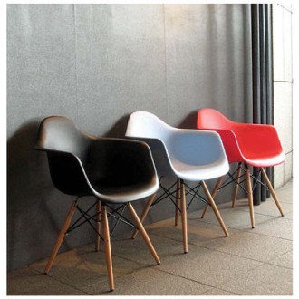 Стул Eames Plastic Chair, созданный знаменитой четой дизайнеров Чарльз и Рэй Имз. . фото 4
