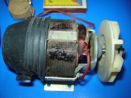 Электродвигатель с крыльчаткой и сетевым шнуром от щётки-пылесоса 220 вольт 50 Г. . фото 3