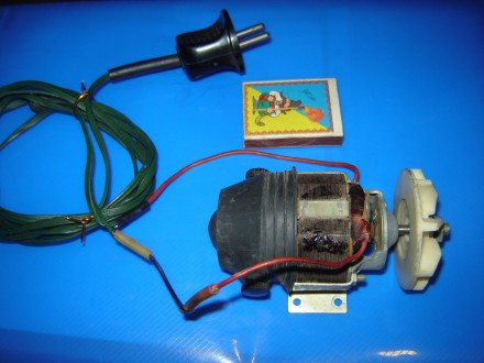 Электродвигатель с крыльчаткой и сетевым шнуром от щётки-пылесоса 220 вольт 50 Г. . фото 2