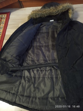 Куртка чорнного кольору утеплена капішон всередині кожушок кишені дві бокові наг. . фото 6