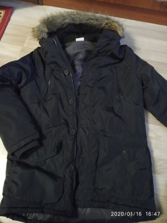 Куртка чорнного кольору утеплена капішон всередині кожушок кишені дві бокові наг. . фото 3
