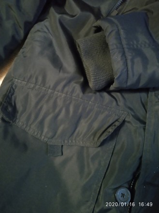 Куртка чорнного кольору утеплена капішон всередині кожушок кишені дві бокові наг. . фото 4