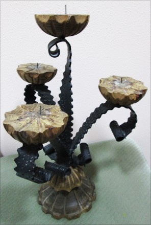 Подсвечник ручной работы на 4 свечки. Кованный металл, деревянное основание и ро. . фото 4