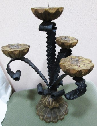 Подсвечник ручной работы на 4 свечки. Кованный металл, деревянное основание и ро. . фото 2