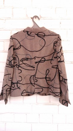 Продам костюм фирмы Asta
Размер пиджака:44(50)
Разменр юбки:46(52)
Состав: 80. . фото 8