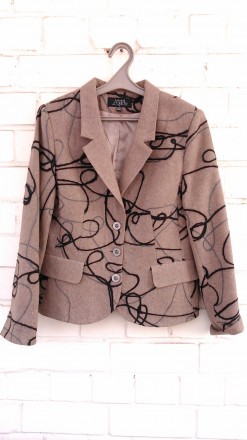 Продам костюм фирмы Asta
Размер пиджака:44(50)
Разменр юбки:46(52)
Состав: 80. . фото 7