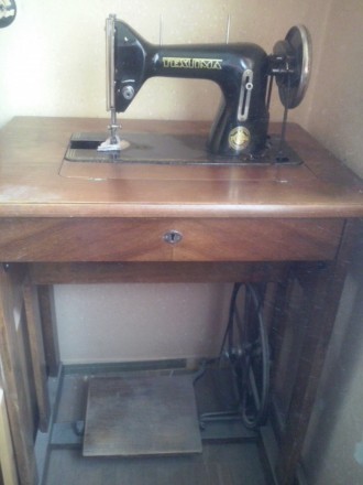 Раритетна швейна машинка TEXTIMA  в робочому стані. . фото 3