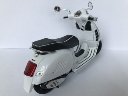 Продам модель скутера в масштабі 1:12 Vespa GTS 300 Super від New Ray . Ціна 350. . фото 8