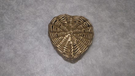 Шкатулка в форме сердечка, сплетена из бумажной лозы, покрыта акриловым лаком на. . фото 4