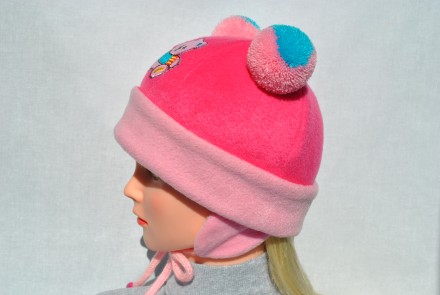Весенне-осенняя шапка для девочки выполнена из флиса 2-х цветов:малиновый и свет. . фото 3