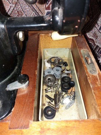 Продам на запчасти или под ремонт ручную швейную машинку Подольского механическо. . фото 6