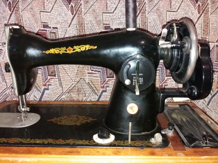 Продам на запчасти или под ремонт ручную швейную машинку Подольского механическо. . фото 2