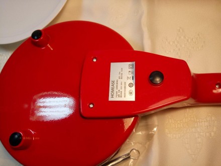 Электрическая погружная блинница Homease имеет ярко-красный, глянцевый корпус. У. . фото 4