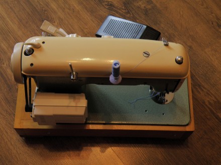 Отличная, германская швейная машинка в таком же состоянии. Полностью укомплектов. . фото 6