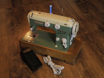 Отличная, германская швейная машинка в таком же состоянии. Полностью укомплектов. . фото 3