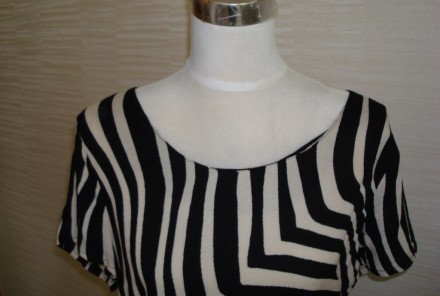 Вискозная легкая блузка в полосатый принт прямого кроя, по низу прошито широкий . . фото 4