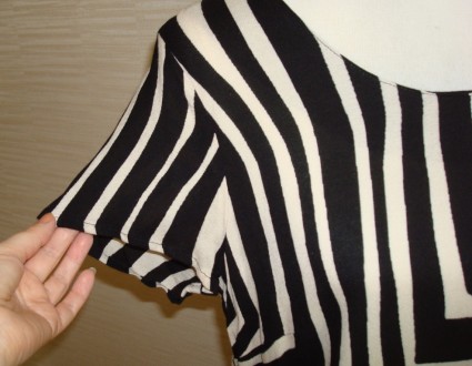 Вискозная легкая блузка в полосатый принт прямого кроя, по низу прошито широкий . . фото 5