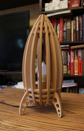 Настольная лампа "Ракета" изготовлена из деревянной основы, покрытой н. . фото 2