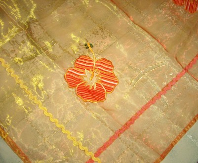 Оранжевая скатерка из органзы с аппликацией из цветов- размеры- 82* 82 см.
Возв. . фото 4