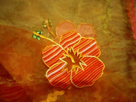Оранжевая скатерка из органзы с аппликацией из цветов- размеры- 82* 82 см.
Возв. . фото 5