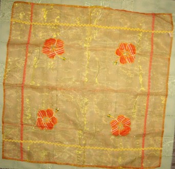 Оранжевая скатерка из органзы с аппликацией из цветов- размеры- 82* 82 см.
Возв. . фото 3