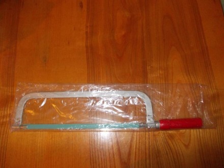 Продам: 
Ножовку(пилу) по металлу с деревянной ручкой красного цвета. 
Ножовка. . фото 4