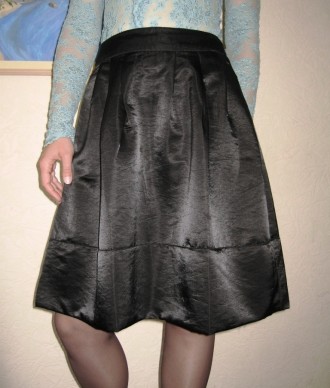 Необычная кокетливая юбочка классного дизайна Tom Farr из плотной атласной ткани. . фото 2