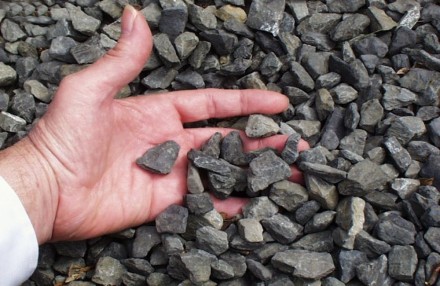 Гранитный щебень — это камень, производимый из затвердевших магматических . . фото 3