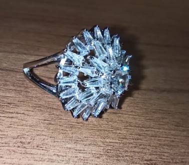 Кольцо размер 17,17.5 с интересной бриллиантовой огранкой,треугольные цирконы с . . фото 9