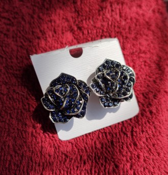Красивые серьги в виде розы,серьги -клипсы,с синими кубическими цирконами,есть к. . фото 9