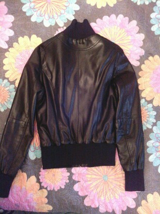 Продаю женскую куртку
цвет чёрный
размер S/М/,42-44, рукав 62 см
резинки не р. . фото 3