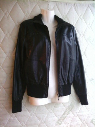 Продаю женскую куртку
цвет чёрный
размер S/М/,42-44, рукав 62 см
резинки не р. . фото 4