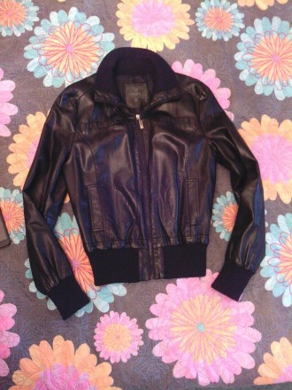Продаю женскую куртку
цвет чёрный
размер S/М/,42-44, рукав 62 см
резинки не р. . фото 2
