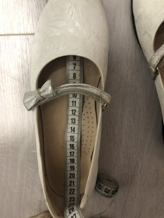 Продам нарядні туфельки на дівчинку. 
35 розмір. - 22 см
Білі - срібна блискуч. . фото 3