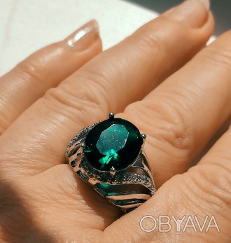 Очень интересное кольцо перстень с крупным Изумрудом(фианитом),красивого именно . . фото 1