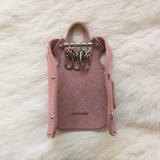 Ключница в виде розового пальто с кармашком для 4-х ключей.
Сделана вручную из . . фото 3