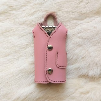 Ключница в виде розового пальто с кармашком для 4-х ключей.
Сделана вручную из . . фото 2