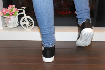 Материал искусственная кожа
Размер 38-25 см 39-25,5 см
Толщина подошвы 2,5 см
 
. . фото 6