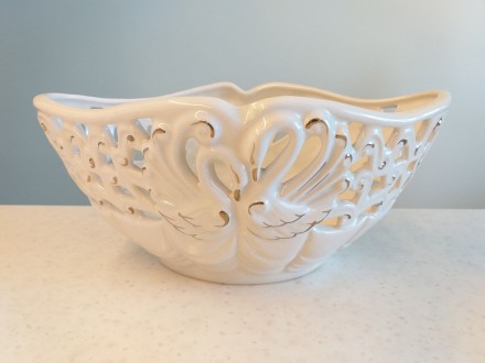 Красивая настольная ажурная ваза из белой керамики с перламутровым напылением и . . фото 2