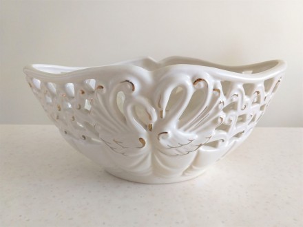 Красивая настольная ажурная ваза из белой керамики с перламутровым напылением и . . фото 6