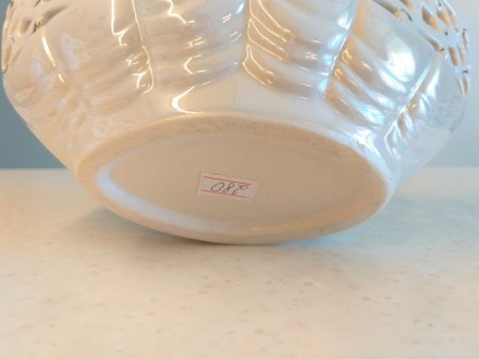 Красивая настольная ажурная ваза из белой керамики с перламутровым напылением и . . фото 5