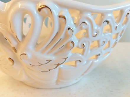 Красивая настольная ажурная ваза из белой керамики с перламутровым напылением и . . фото 4