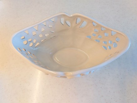 Красивая настольная ажурная ваза из белой керамики с перламутровым напылением и . . фото 3